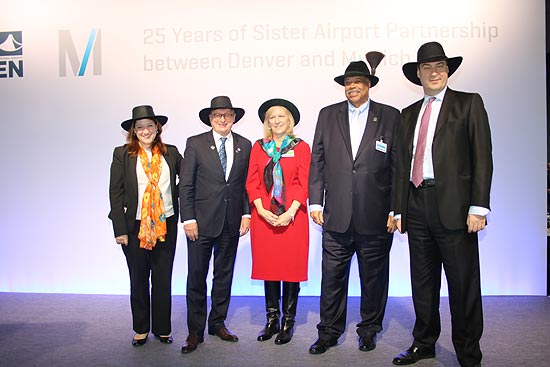 Zum Gruppenbild auf der Festbühne präsentierten sich Jennifer D. Gavito, Generalkonsulin der USA in München, Dr. Michael Kerkloh, Vorsitzender der Geschäftsführung der Flughafen München GmbH (FMG), Kim Day, CEO Denver International Airport, Wellington Webb, ehemaliger Bürgermeister von Denver und Dr. Markus Söder, Bayerischer Finanz- und Heimatminister sowie Aufsichtsratsvorsitzender der FMG (©Foto: Martin Schmitz)